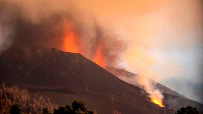 Vista de la erupción en el Volcán Cumbre Vieja de La Palma. EFE/ Miguel Calero volcán