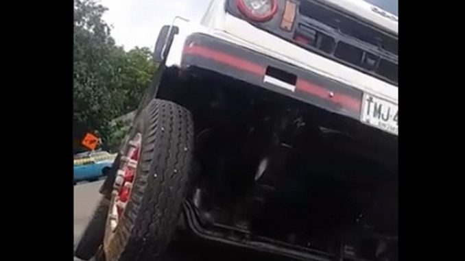 Hueco se 'tragó' una volqueta en Bello Hueco se 'tragó' una volqueta en Bello