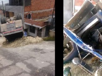 Fotos y video: ¡Tremendo accidente! Así terminó una volqueta en Robledo Aures 1 Así terminó una volqueta en Robledo Aures