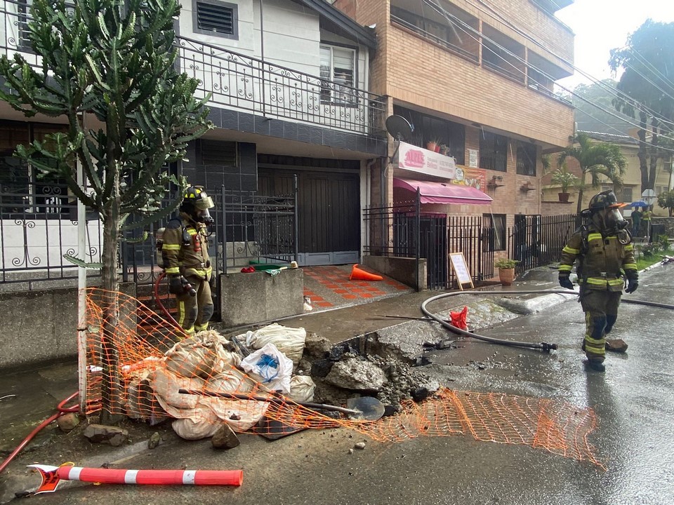 Reportaron un incendio en la red de gas en Belén Los Alpes, hay un funcionario de EPM lesionado 4 3 12