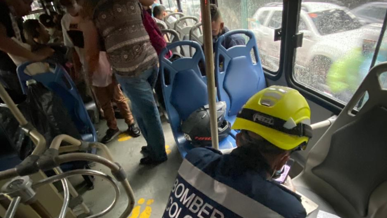 EN VIDEO: ¡Qué tiestazo! Dos buses se estrellaron en La Aguacatala, en pleno aguacero 3 La Aguacatala