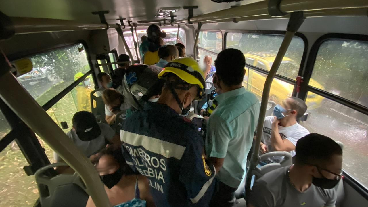 EN VIDEO: ¡Qué tiestazo! Dos buses se estrellaron en La Aguacatala, en pleno aguacero