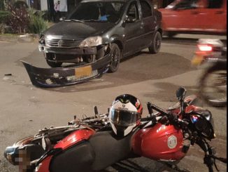 Una moto y un carro particular chocaron por Guayabal 1 Una moto y un carro particular chocaron por Guayabal