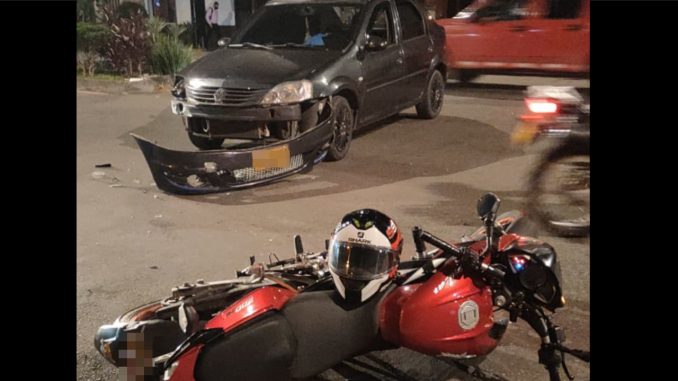 Una moto y un carro particular chocaron por Guayabal Una moto y un carro particular chocaron por Guayabal