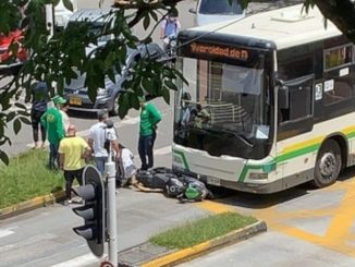 En la Avenida 30 una moto quedó debajo de un Metroplús 1 En la Avenida 30 una moto quedó debajo de un Metroplús