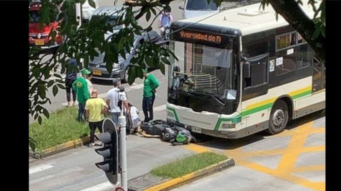 En la Avenida 30 una moto quedó debajo de un Metroplús En la Avenida 30 una moto quedó debajo de un Metroplús