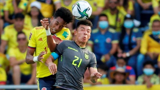 Johan Mojica (i) de Colombia disputa hoy el balón con Alan Franco de Ecuador, durante un partido por las eliminatorias sudamericanas al Mundial de Catar 2022, en el estadio Metropolitano en Barranquilla (Colombia). EFE/ Mauricio Dueñas Castañeda Alan Franco