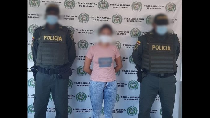¡Muy alebrestada! Mujer atacó con una navaja a un Policía ¡Muy alebrestada! Mujer atacó con una navaja a un Policía