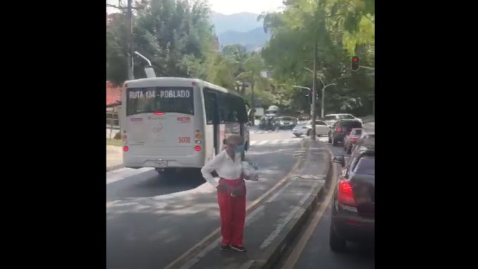 BUS EN CONTRAVIA El Poblado
