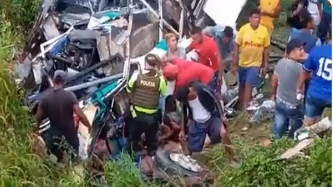 VIDEO: ¡Qué tragedia! Dos muertos y varios heridos dejó el accidente de un bus en Bolívar