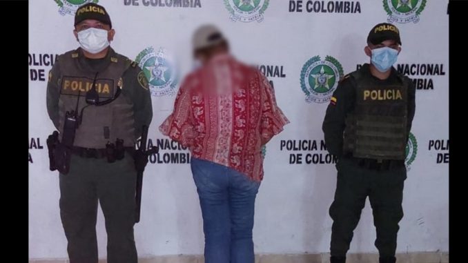 Esta señora habría cacheteado a un Policía durante una manifestación y la capturaron Esta señora habría cacheteado a un Policía durante una manifestación y la capturaron