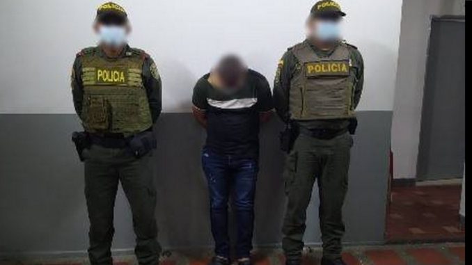¡Abusivo! Este atrevido lo pillaron pegándole a la esposa, una mujer 20 años menor que él ¡Abusivo! Este atrevido lo pillaron pegándole a la esposa, una mujer 20 años menor que él