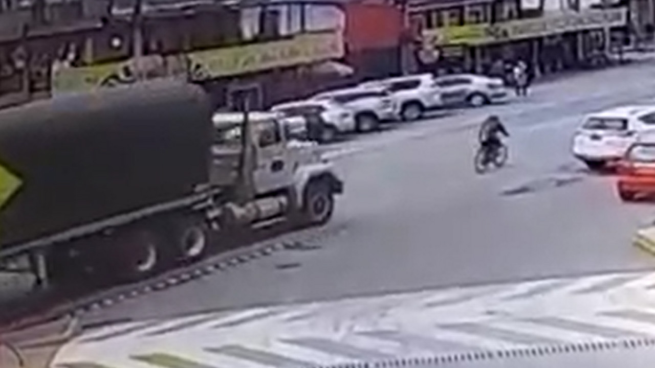[Video] Se cayó de la bicicleta sin imaginarse que ahí terminaría su vida, una tractomula lo arrolló