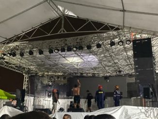¡Qué susto! Se desprendió el techo de la tarima durante un concierto vallenato en Caucasia, Antioquia 1 ¡Qué susto! Se desprendió el techo de la tarima durante un concierto vallenato en Caucasia, Antioquia