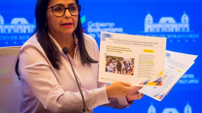 La vicepresidenta de Venezuela, Delcy Rodríguez, muestra un documento durante una rueda de prensa hoy, en Caracas (Venezuela). EFE/Miguel Gutiérrez Iván Duque