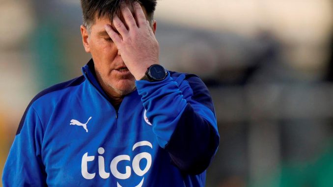 El entrenador Eduardo Berizzo de Paraguay reacciona ante Bolivia hoy, durante un partido por las eliminatorias sudamericanas al Mundial de Catar 2022, en el estadio Hernando Siles de La Paz (Bolivia). EFE/ Juan Karita POOL Eduardo Berizzo