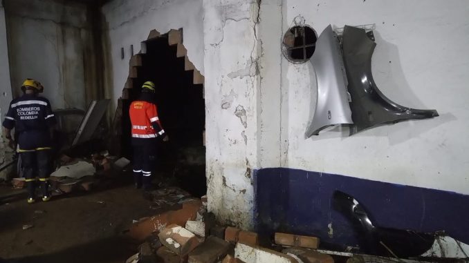 Una persona murió esta tarde al caerle un muro encima en Campo Valdés Una persona murió esta tarde al caerle un muro encima en Campo Valdés
