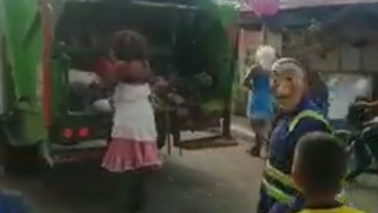 [Video] Empleados de una empresa de aseo se disfrazaron mientras realizaban su labor y causaron sensación