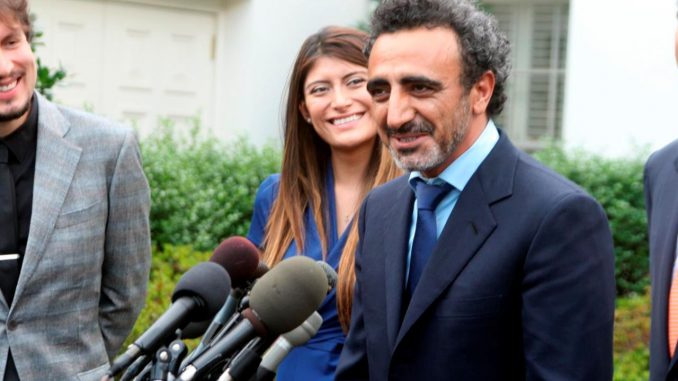 Fotografía de archivo en la que se registró al fundador y presidente de la empresa de yogures Chobani, Hamdi Ulukaya (d), en Washington DC (EE.UU.). EFE/María Peña Bancolombia