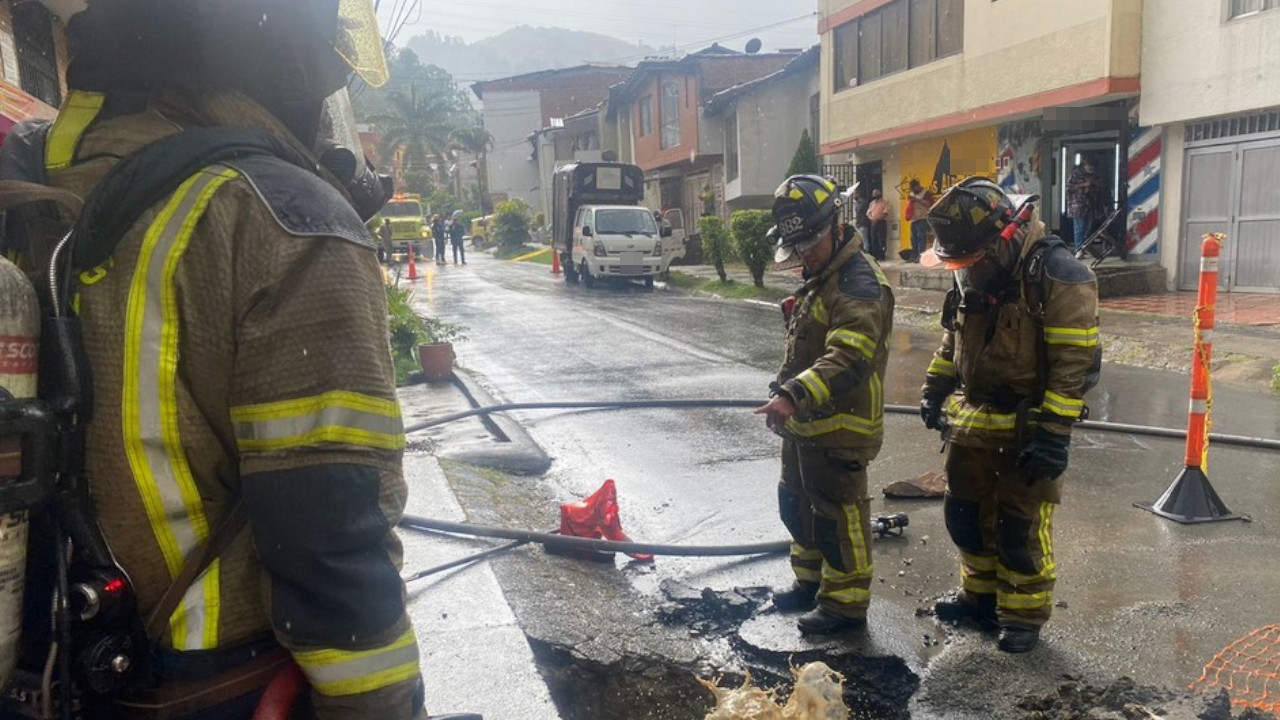 Reportaron un incendio en la red de gas en Belén Los Alpes, hay un funcionario de EPM lesionado