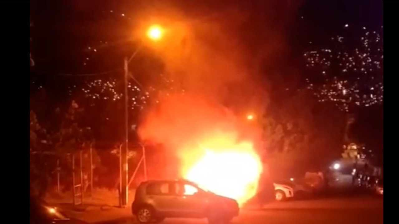 [Video] En el barrio Quinta Linda se incendia un carro