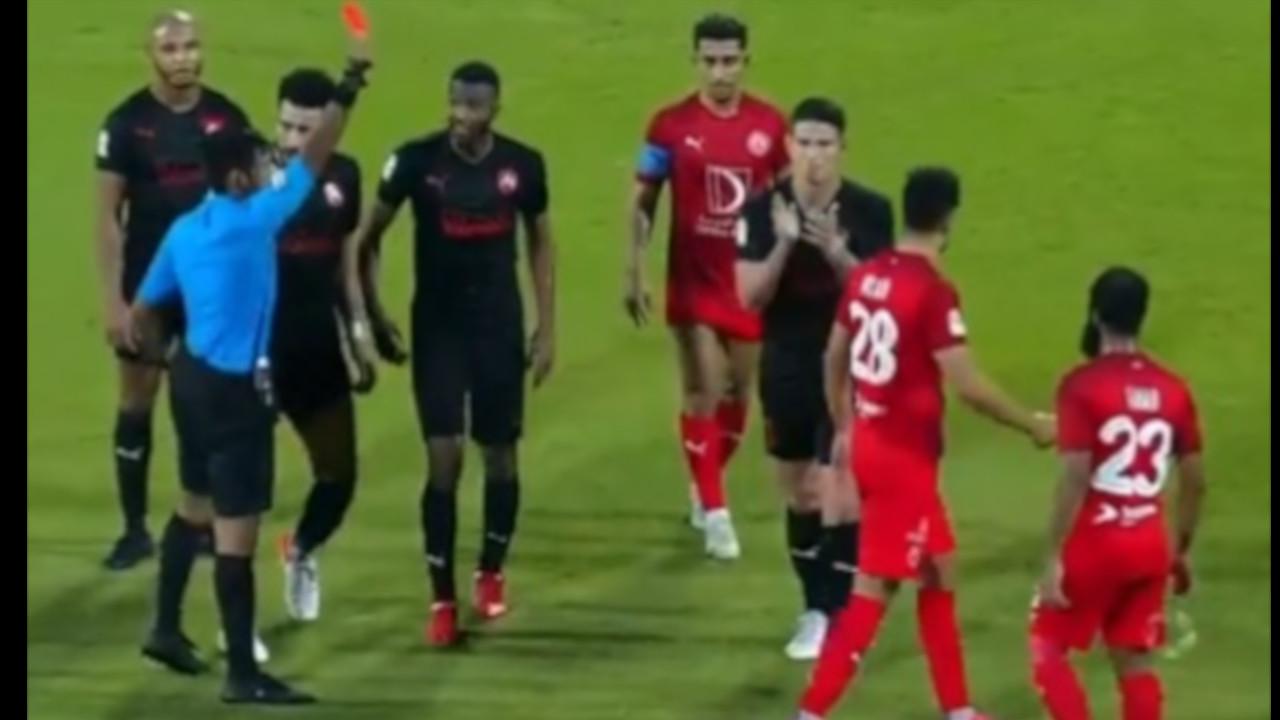 James Rodríguez, se enojó, manoteó y por eso le sacaron la roja