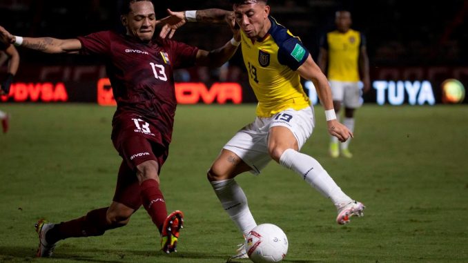 José Martínez (i) de Venezuela disputa el balón con Joao Rojas de Ecuador. EFE/ Miguel Gutiérrez Federación