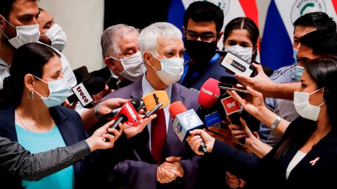 El embajador de México en Paraguay, Juan Manuel Nungaray, habla con los medios de comunicación tras culminar su reunión con el canciller nacional, Euclides Acevedo, en la sede de la Cancillería Nacional en Asunción (Paraguay), este 20 de octubre del 2021. EFE/ Nathalia Aguilar Rodrigo Granda