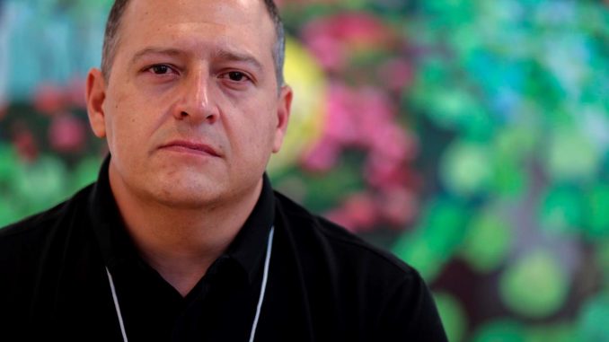 Juan Pablo Escobar, hijo del histórico narcotraficante colombiano Pablo Escobar, posa para Efe durante una entrevista, hoy, en Sao Paulo (Brasil). EFE/Sebastiao Moreira Juan Pablo Escobar