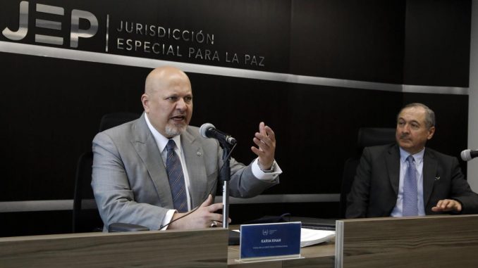 El presidente de la Jurisdicción Especial para la Paz (JEP) en Colombia, el magistrado Eduardo Cifuentes (d), y el fiscal de la Corte Penal Internacional, Karim Khan (i), fueron registrados este miércoles, durante una conferencia de prensa, en la sede de la JEP, en Bogotá (Colombia). EFE/Carlos Ortega CPI