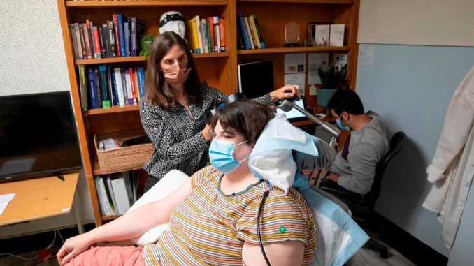 Sarah, la paciente que participó en el estudio, durante un visita médica con la responsable de la investigación Katherine Scangos. EFE/Maurice Ramirez/UCSF 2021/Foto cedida La depresión severa