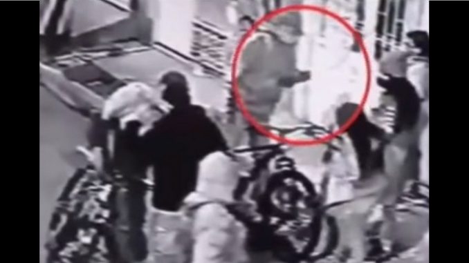 Ladrón se tomó su tiempo, revisó un celular y como no era 'fino' lo devolvió Ladrón se tomó su tiempo, revisó un celular y como no era 'fino' lo devolvió