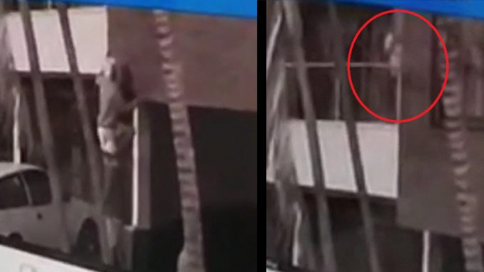 ¡Hasta estrategas! Uno en los hombros del otro, así se estarían ingresando unas 'ratas' a casas en La Floresta ¡Hasta estrategas! Uno en los hombros del otro, así se estarían ingresando unas 'ratas' a casas en La Floresta
