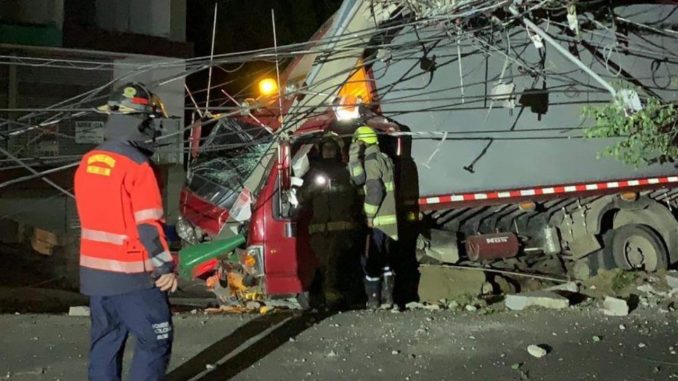 Accidente en la Loma de El Indio: Un camión se quedó sin frenos y chocó contra poste de electricidad Accidente en la Loma de El Indio: Un camión se quedó sin frenos y chocó contra poste de electricidad