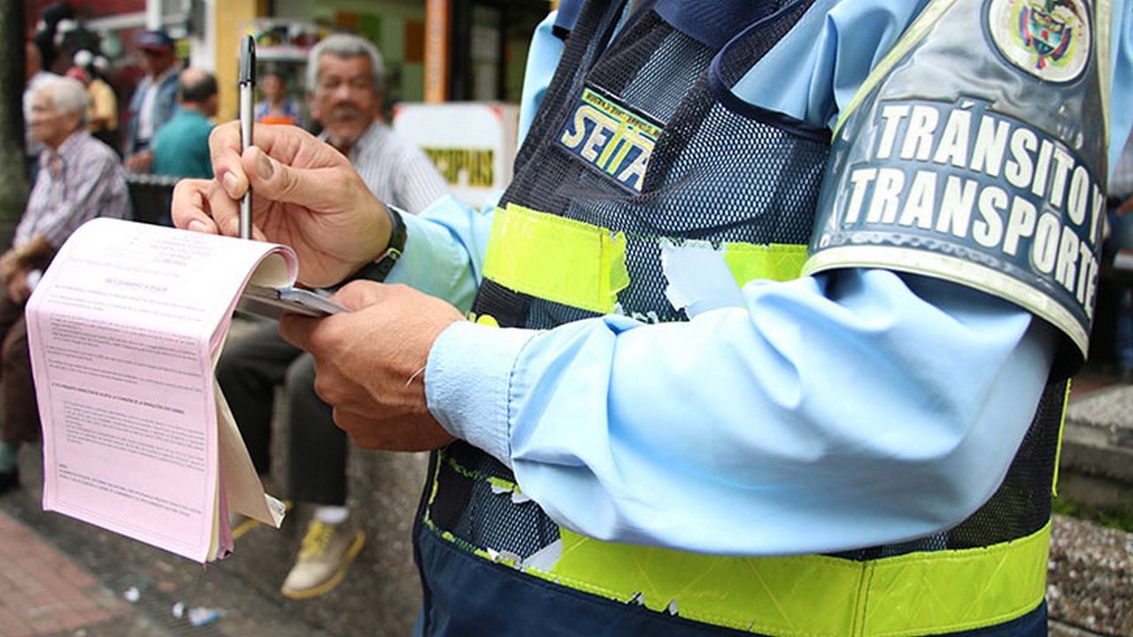 ¡Demasiada intolerancia! Motociclista apuñaló a un agente de tránsito por decirle que tenía vencido el SOAT 1 Manizales