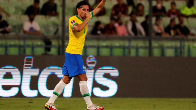 Marquinhos de Brasil celebra hoy tras anotar Venezuela, durante un partido por las eliminatorias sudamericanas al Mundial de Catar 2022, en el Estadio Olímpico de la UCV en Caracas (Venezuela). EFE/ Miguel Gutiérrez Brasil