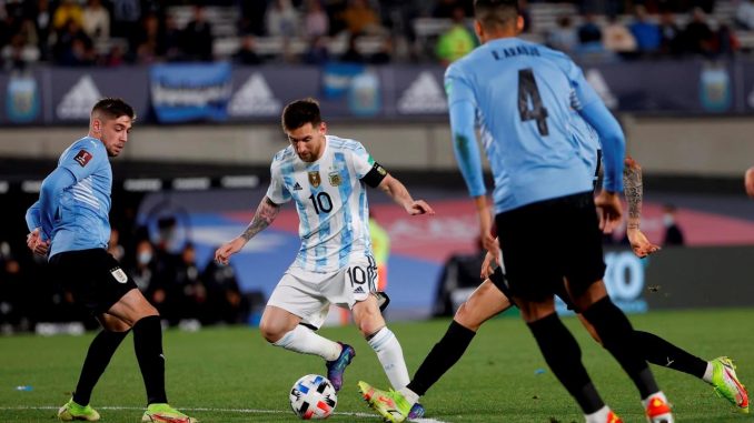 Lionel Messi (c) de Argentina avanza con el balón ante Uruguay hoy, durante un partido por las eliminatorias sudamericanas al Mundial de Catar 2022, en el estadio Monumental en Buenos Aires (Argentina). EFE/Juan Ignacio Roncoroni Argentina