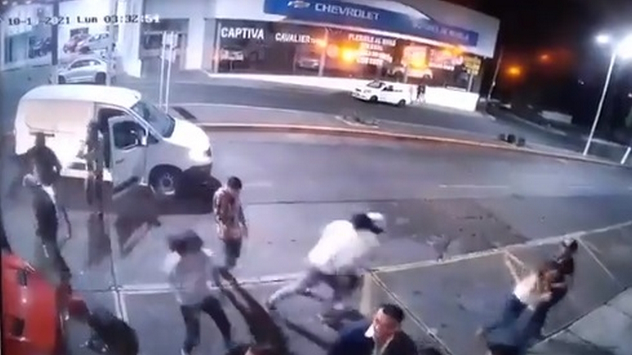 VIDEO: ¡Impactante! Sin mediar palabra, hombres armados acabaron con la vida de seis personas en plena calle 1 Michoacán