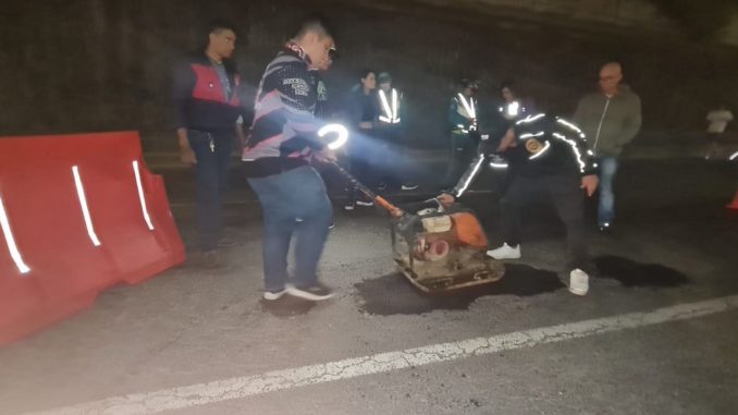 ¡Qué bien! Moteros taparon 16 huecos en la Avenida Regional ¡Qué bien! Moteros taparon 16 huecos en la Avenida Regional