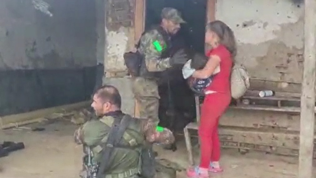 [Video] Un niño de 3 años resultó herido en un fuego cruzado entre el Ejército y 'el Clan del Golfo' en Antioquia