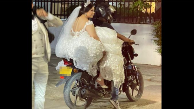 ¡Qué ansiedad! Novia no se aguanto 'el taco' y se subió a una moto para llegar a la sesión de fotos de su boda ¡Qué ansiedad! Novia no se aguanto 'el taco' y se subió a una moto para llegar a la sesión de fotos de su boda