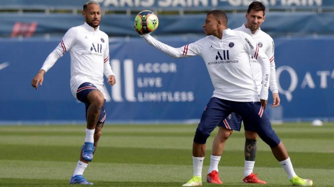 Los futbolistas del Paris Saint Germain Neymar Jr, Kylian Mbappé y Lionel Messi, durante un entrenamiento. EFE/EPA/YOAN VALAT Messi