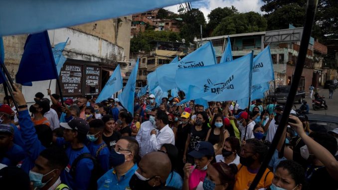 Un grupo de personas adeptas al bloque opositor al gobierno nacional, participa en el inicio de campaña electoral hoy en Caracas (Venezuela). La campaña electoral que se inició hoy se extenderá hasta el próximo 18 de noviembre, tres días antes de que se celebren los comicios en los que se elegirán a 23 gobernadores, 335 alcaldes, 253 legisladores a los Consejos Legislativos y 2.471 concejales. EFE/MIGUEL GUTIERREZ vía electoral