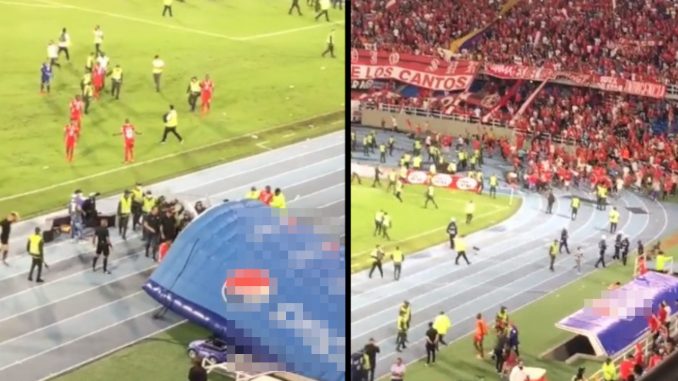 Tras la derrota del América ante el Atlético Nacional, hinchas invadieron furiosos la cancha Tras la derrota del América ante el Atlético Nacional, hinchas invadieron furiosos la cancha