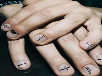 Profesor ridiculizó y expulsó de clases a un alumno por usar maquillaje y llevar las uñas pintadas 1 Pereira