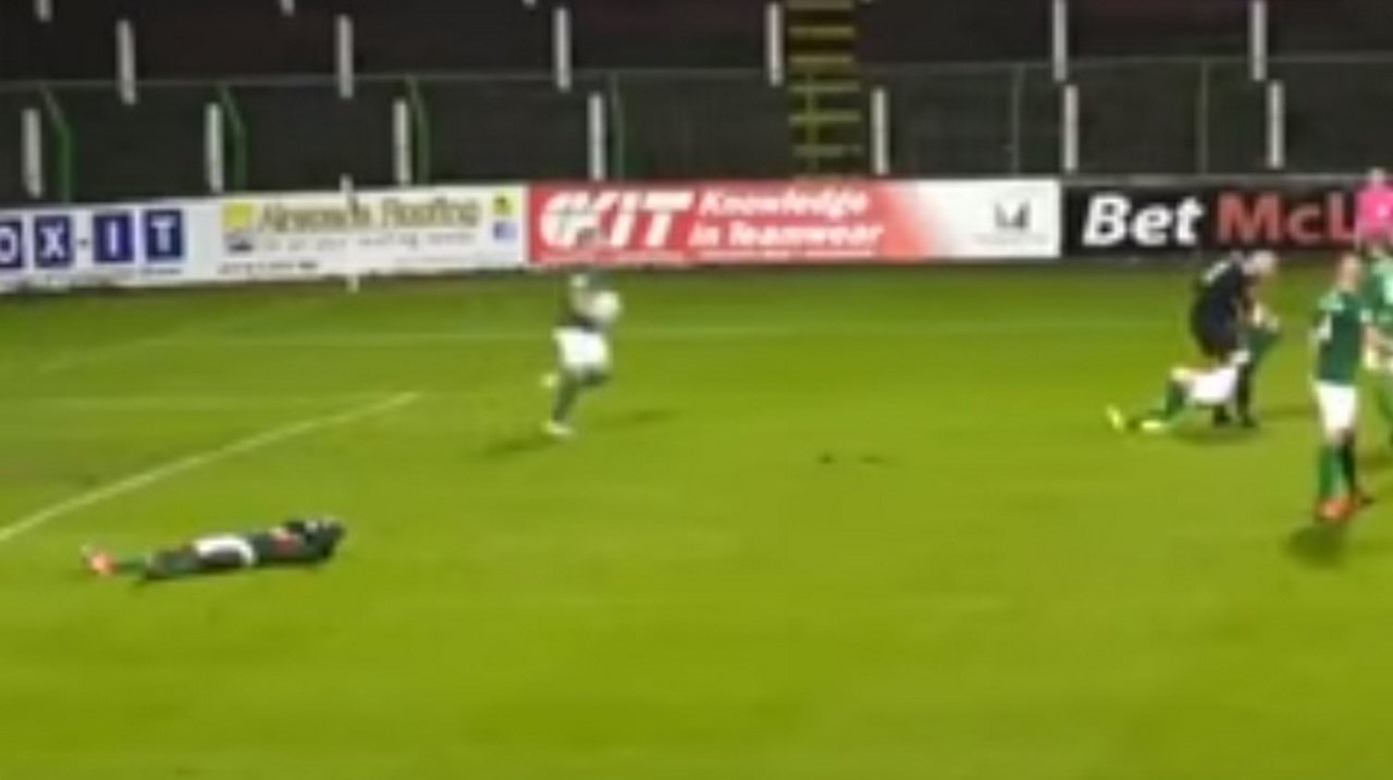 Arquero desató su furia contra su compañero tras recibir un gol 1 Portero desato su furia contra su companero tras recibir un gol