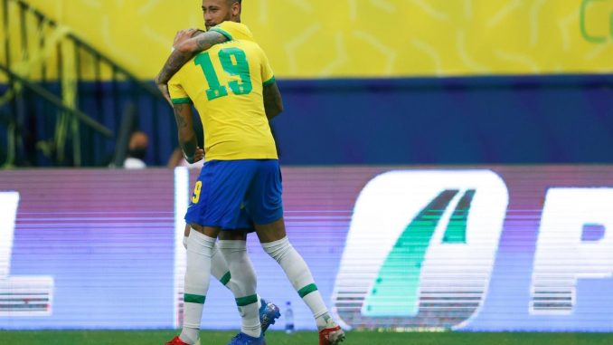Raphinha (abajo) de Brasil celebra, el 14 de octubre de 2021, con su compañero Neymar tras anotar contra Uruguay, en un partido de las eliminatorias sudamericanas para el Mundial de Catar 2022. EFE/Fernando Bizerra Brasil
