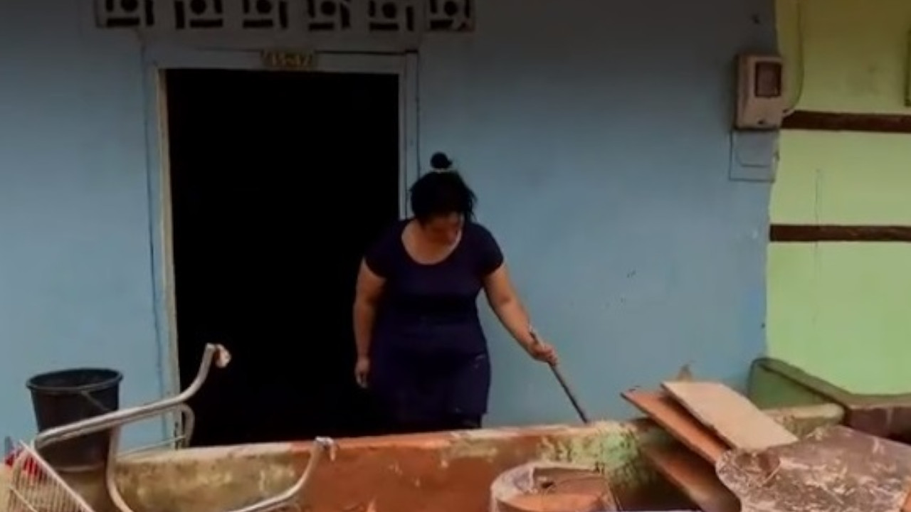 Familias de Segovia continúan sacando el lodo de sus viviendas tras fuerte inundación 1 Familias de Segovia continúan sacando el lodo de sus viviendas tras la fuerte inundación