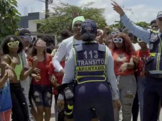 Estaban grabando un video de reggaetón y una agente de tránsito se metió a hacer 'twerking' 1 Estaban grabando un video de reggaetón y una agente de tránsito se metió a hacer 'twerking'