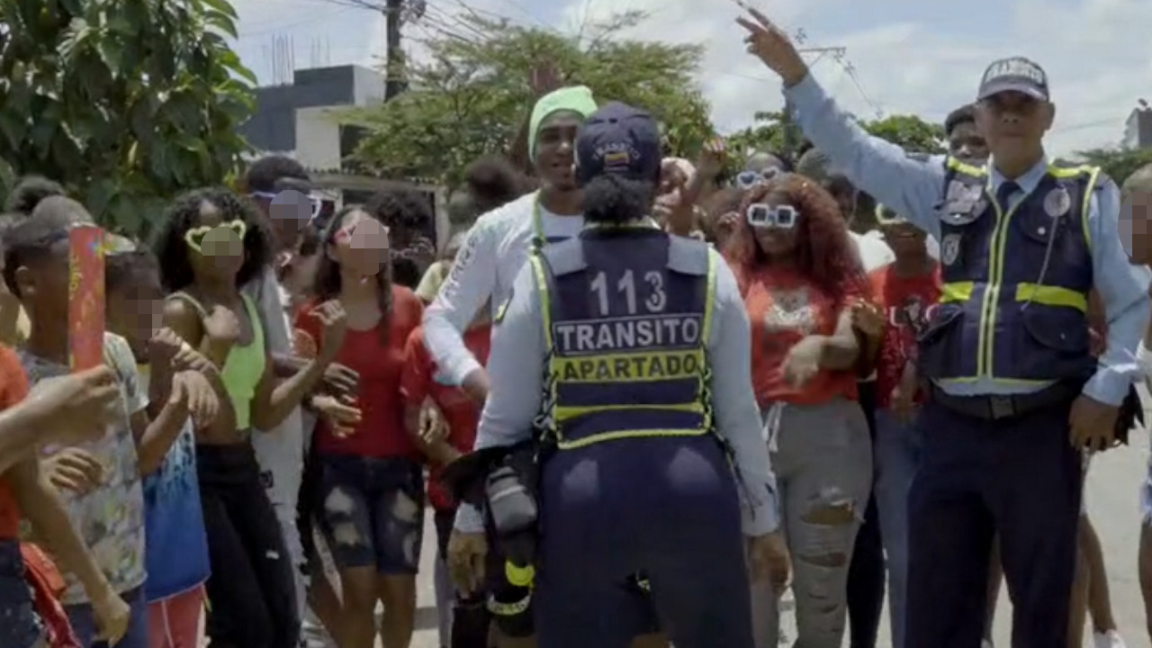 Estaban grabando un video de reggaetón y una agente de tránsito se metió a hacer 'twerking'